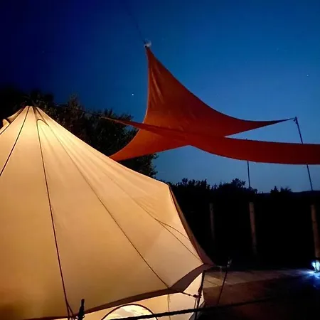 Zwei Zelte Mit Pool Ražanac
